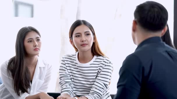Nuorilla aasialaisilla naisilla ja miehillä on kohderyhmän haastattelu. Käsite konsultointi mielenterveyden naisten ongelma. Mieli asiat Psykologia & Neuvonta. - Materiaali, video