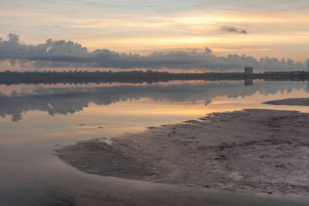 Paysage aquatique le matin au bord du lac salé - Photo, image