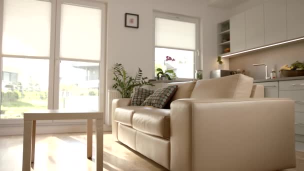 Zoom-Fuera de plano de una sala de estar de planta abierta - Metraje, vídeo