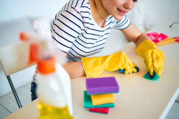 Mujer limpia esponja mesa servicio de limpieza del hogar estilo de vida - Foto, Imagen