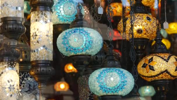 Colorate lampade turche da mosaico di vetro incandescente. Arabo multicolore autentico stile retrò luci. Molte lanterne artigianali marocchine illuminate. Arredamento orientale islamico mediorientale. Negozio popolare lucido - Filmati, video