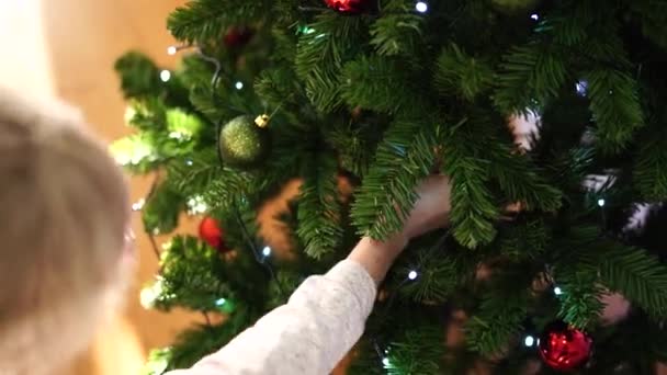 Close-up van vrouwen handen, versieren de kerstboom. - Video