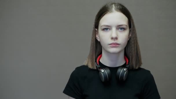 Portré tizenéves lány tesz vezeték nélküli fejhallgató és élvezi a zenét, tánc - Felvétel, videó