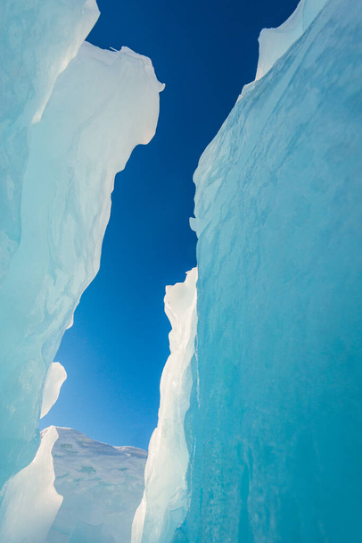 Jéghegy a fagyott tengeren, Grönland - Fotó, kép