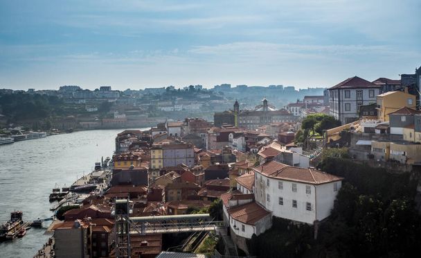 Günbatımında Portekiz 'deki Porto oporto şehri ve caddeleri. - Fotoğraf, Görsel