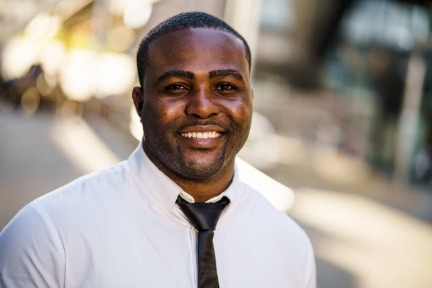 Портрет щасливого афро-американського бізнесмена, який дивиться на камеру і посміхається
. - Фото, зображення
