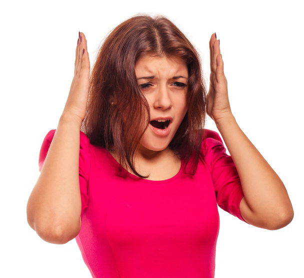 brunette vrouw die betrekking hebben op haar oren met handen geïsoleerd - Foto, afbeelding