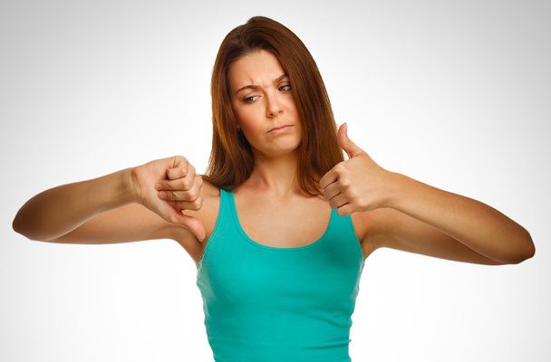 κορίτσι γυναίκα σε ένα πράσινο πουκάμισο δείχνει σημάδια ναι και όχι, χέρι ΣΒΒΕ - Φωτογραφία, εικόνα