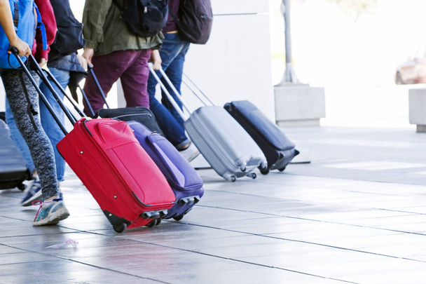 rush, bagage op de luchthaven, reizen naar het coronavirus, - Foto, afbeelding