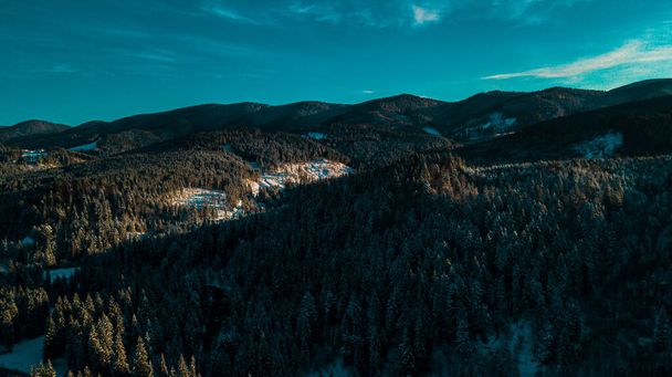 Панорама зимних гор Карпат. - Фото, изображение