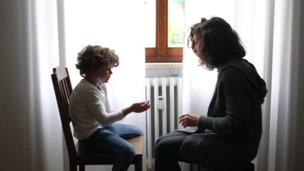 Frau im Gespräch mit dem Sohn - Filmmaterial, Video