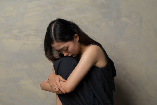 Mulher asiática sentir depressão e sentar no chão - Foto, Imagem