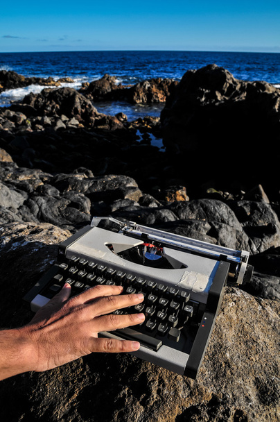 Máquina de escribir de viaje Vintage en blanco y negro
 - Foto, Imagen