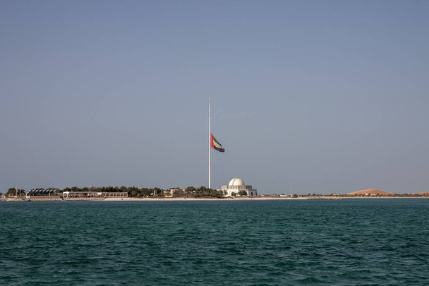 A grande bandeira dos Emirados Árabes Unidos em Abu Dhabi voando a meio mastro durante o período de luto de 40 dias após a morte do xeque Zayed bin Sultan Al Nahyan em novembro de 2004 - Foto, Imagem