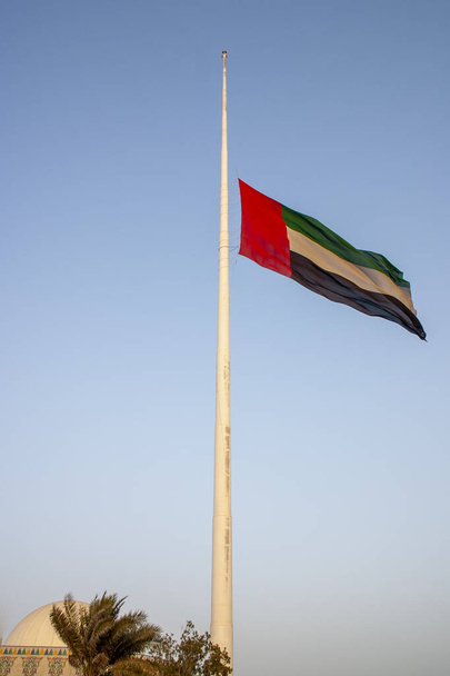 Velká vlajka Spojených arabských emirátů v Abú Dhabí vlála na půl žerdi během čtyřicetidenního období smutku po smrti Sheikha Zayeda bin Sultána Al Nahyana v listopadu 2004 - Fotografie, Obrázek