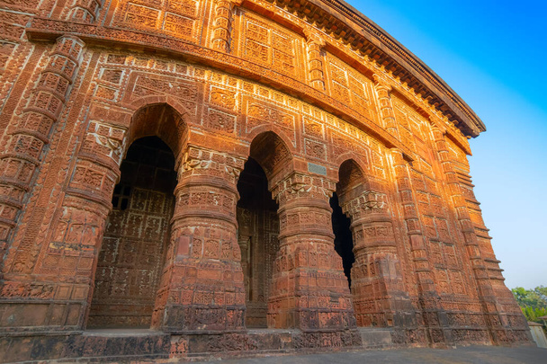 Beroemde terracotta (gebakken klei van bruinrode kleur, gebruikt als decoratief bouwmateriaal) bogen in Radhashyam Temple, Bishnupur, West-Bengalen, India. Het is populair UNESCO heritage stadsdeel van India. - Foto, afbeelding