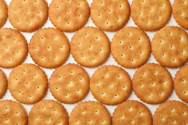 Byt ležel s cracker sušenky na bílém pozadí - Fotografie, Obrázek