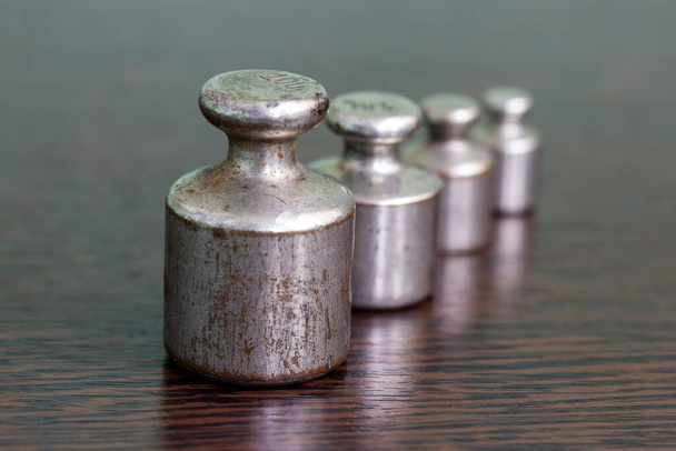 Een set van oude gekrast ijzeren gewichten voor een apotheek schaal. - Foto, afbeelding