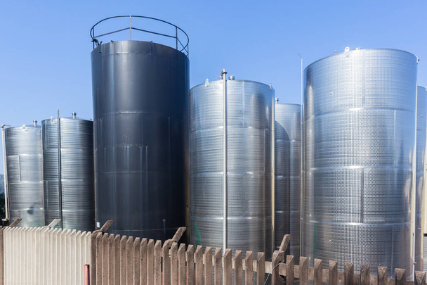 Industria tanques de almacenamiento de acero inoxidable para líquidos químicos industriales foto de primer plano - Foto, Imagen