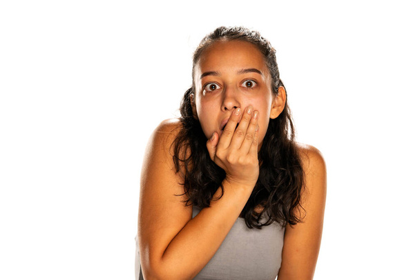 portrait of young shocked woman on white background - Foto, afbeelding