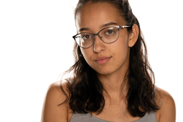 retrato de grave jovem mulher árabe com óculos no fundo branco - Foto, Imagem
