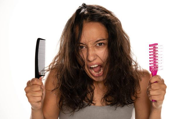 Mladý a šílený tmavé kůže žena s chaotické vlasy na bílém pozadí - Fotografie, Obrázek