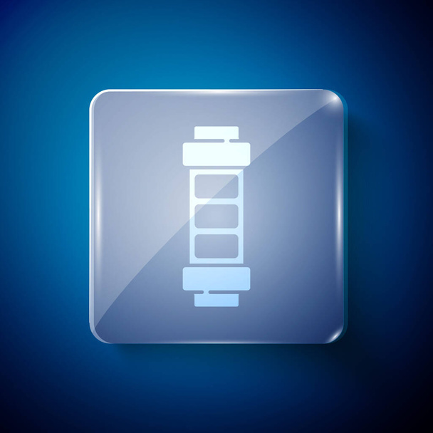 Bílá baterie indikátor úrovně nabití ikona izolované na modrém pozadí. Čtvercové sklo. Vektor. - Vektor, obrázek