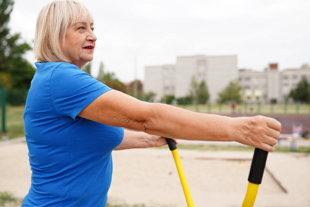 piękna zdrowa kobieta 64 lat robi ćwiczenia na świeżym powietrzu - Zdjęcie, obraz