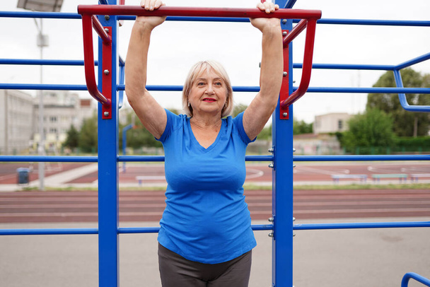 piękna zdrowa kobieta 64 lat robi ćwiczenia na świeżym powietrzu - Zdjęcie, obraz