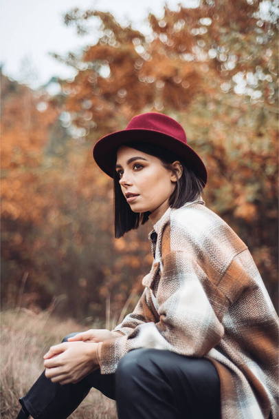 Szabadtéri divat fotó fiatal gyönyörű hölgy őszi táj száraz fű. Kötött pulóver, borrúzs. Meleg ősz. - Fotó, kép