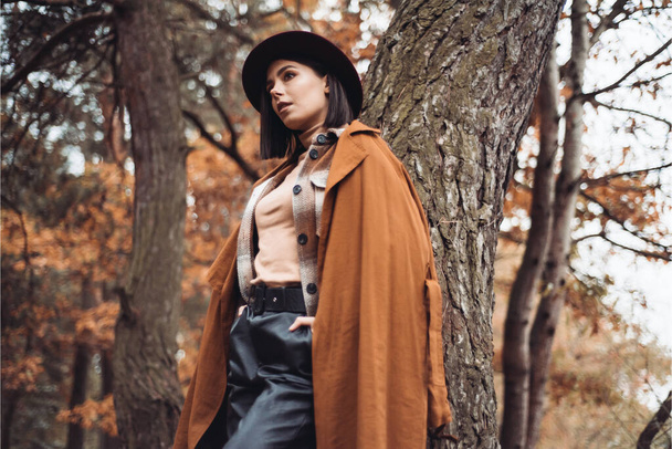 Mladá žena módně oblečená v suchém podzimním lese - Fotografie, Obrázek
