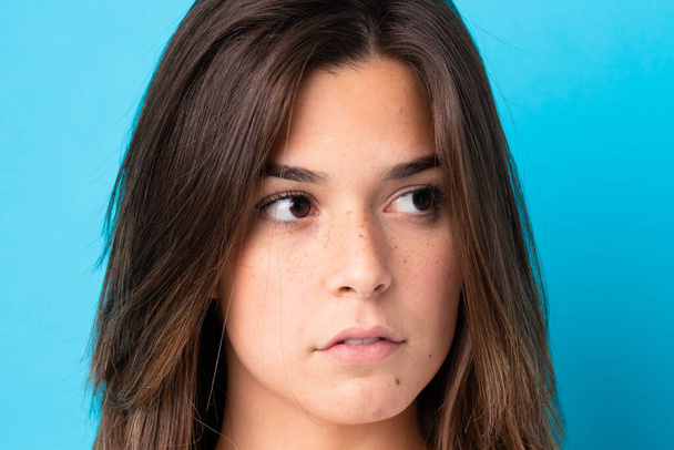 Portrét hezké teenager brazilské dívky přes izolované pozadí - Fotografie, Obrázek