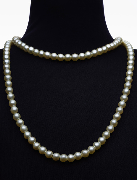 collar tipo perla en maniquí negro aislado en blanco
 - Foto, imagen
