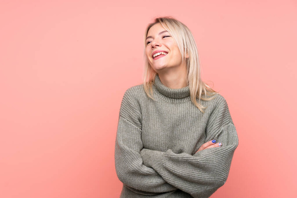 Молода блондинка росіянка через ізольоване рожеве тло щаслива і посміхається - Фото, зображення