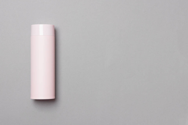 розовый термос чашки на сером фоне с копировальным пространством. - Фото, изображение