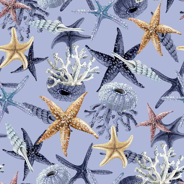 σχέδιο με ένα στολίδι από σχέδια σε ναυτικό στυλ σε μπλε φόντο, ζωγραφισμένα στο χέρι θάλασσα όρκους μαλάκια και κοράλλια close-up - Φωτογραφία, εικόνα