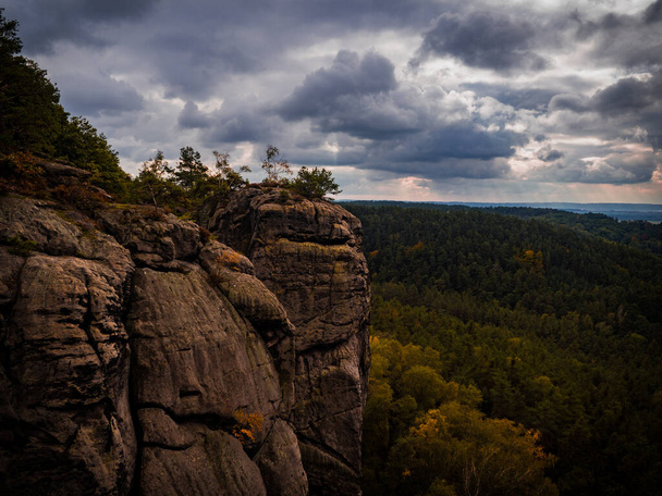 Scenic view on the rocks of beautiful czech nature in autumn. - Foto, Imagen