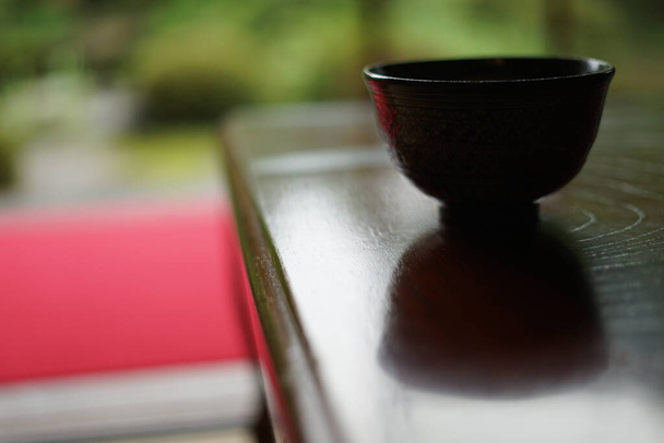 Zielona herbata, która została umieszczona w japońskim stylu pokoju biurka - Zdjęcie, obraz