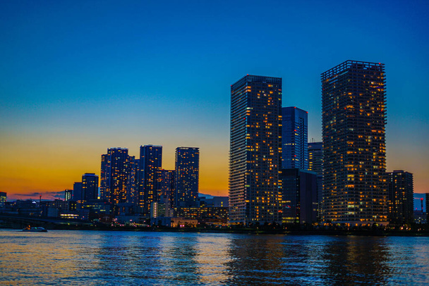 High-rise appartement groep van Chuo-ku, Tokio en avond - Foto, afbeelding