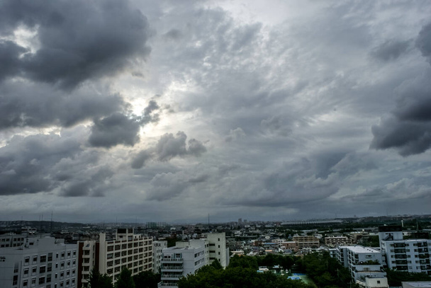 Daken van Chofu City, die verpakt in bewolkt weer - Foto, afbeelding