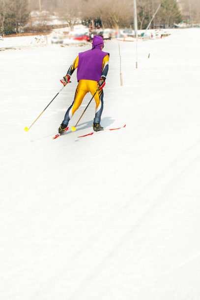Αγόρι ντυμένο με τεχνική ενδυμασία κατά τη διάρκεια αγώνα σκι στο βουνό - Φωτογραφία, εικόνα