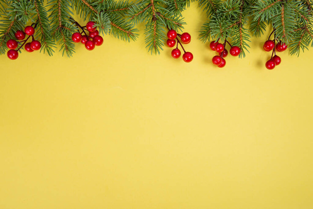 Sarı şenlikli arka plan ve Noel ağacı dalları. Noel ve Yeni Yıl afişi. Boşluğu kopyala - Fotoğraf, Görsel
