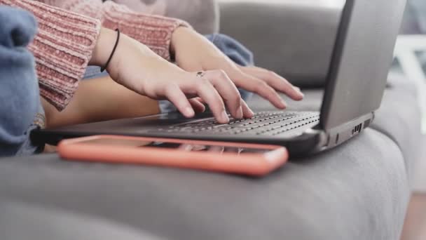 Vrouwelijke handen van de vrouw met behulp van typen op laptop notebook toetsenbord zitten thuis online met werk thuis leren thuis pc software apps technologie concept, close-up zijaanzicht - Video