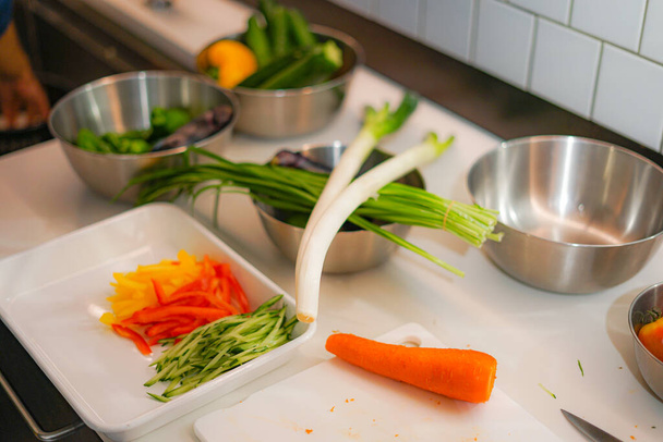 Зображення овочів, розміщених на кухні
 - Фото, зображення