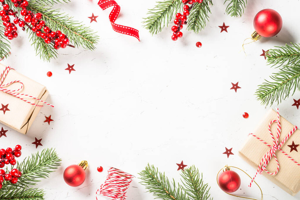 Рождественский плоский фон с подарками и украшениями. - Фото, изображение