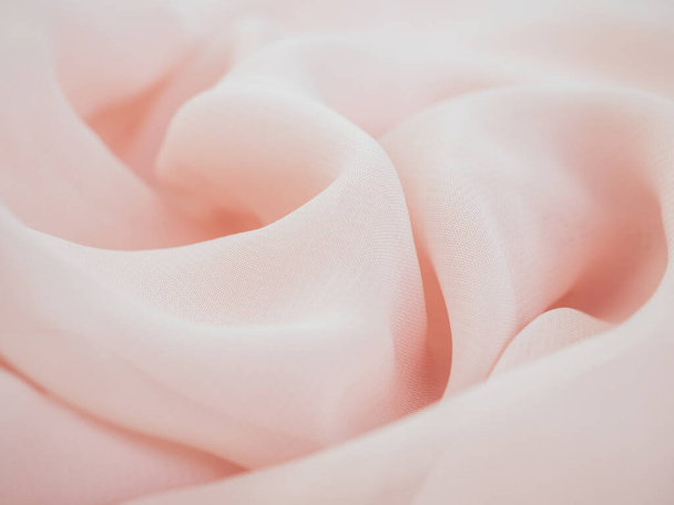 Нежный волнистый пастельный материал, розовый глянцевый текстиль. Пастельный фон с изгибами, роскошная мода. Гладкий морщинистый шифон. Абстрактная измятая текстура. Мягкий фокус - Фото, изображение