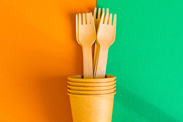 Przyjazny dla środowiska bioorganiczny skrobia zastawa stołowa Zero odpadów jednorazowego fast food pojemniki wykonane z materiałów pochodzących z recyklingu karmienia rzemiosła sztućce plastikowe wolne żywności tło  - Zdjęcie, obraz