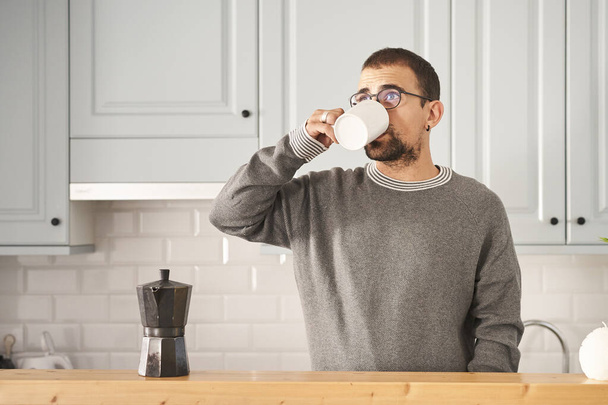 Мужчина дома пьет кофе. - Фото, изображение