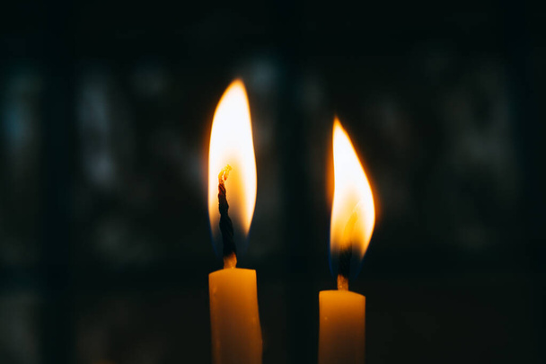 горящая свеча, зажигающая свет на виду - Фото, изображение