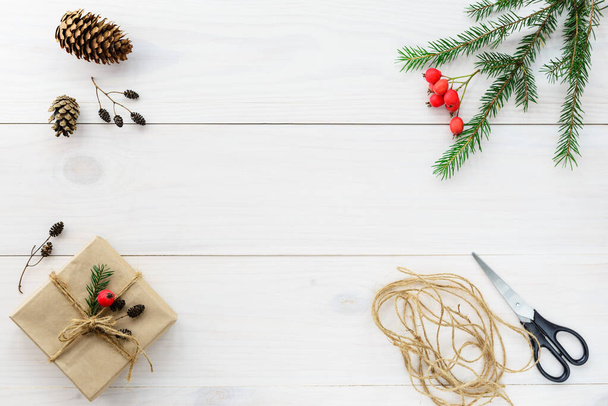 Cadeauverpakking voor Kerstmis en Nieuwjaar op een houten tafel. Horizontale oriëntatie, bovenaanzicht, kopieerruimte. - Foto, afbeelding
